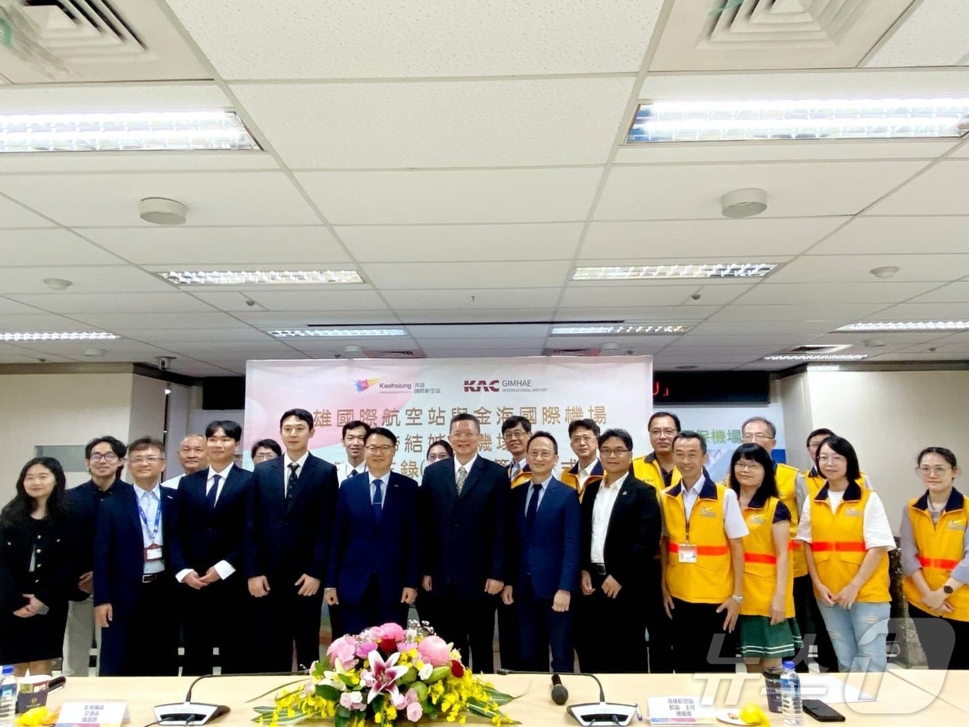 남창희 김해공항장과 푸 야오 난&#40;Fu-yao Nan&#41; 가오슝공항 국장 등이 업무협약 후 기념사진을 촬영하고 있다.&#40;김해공항 제공&#41;