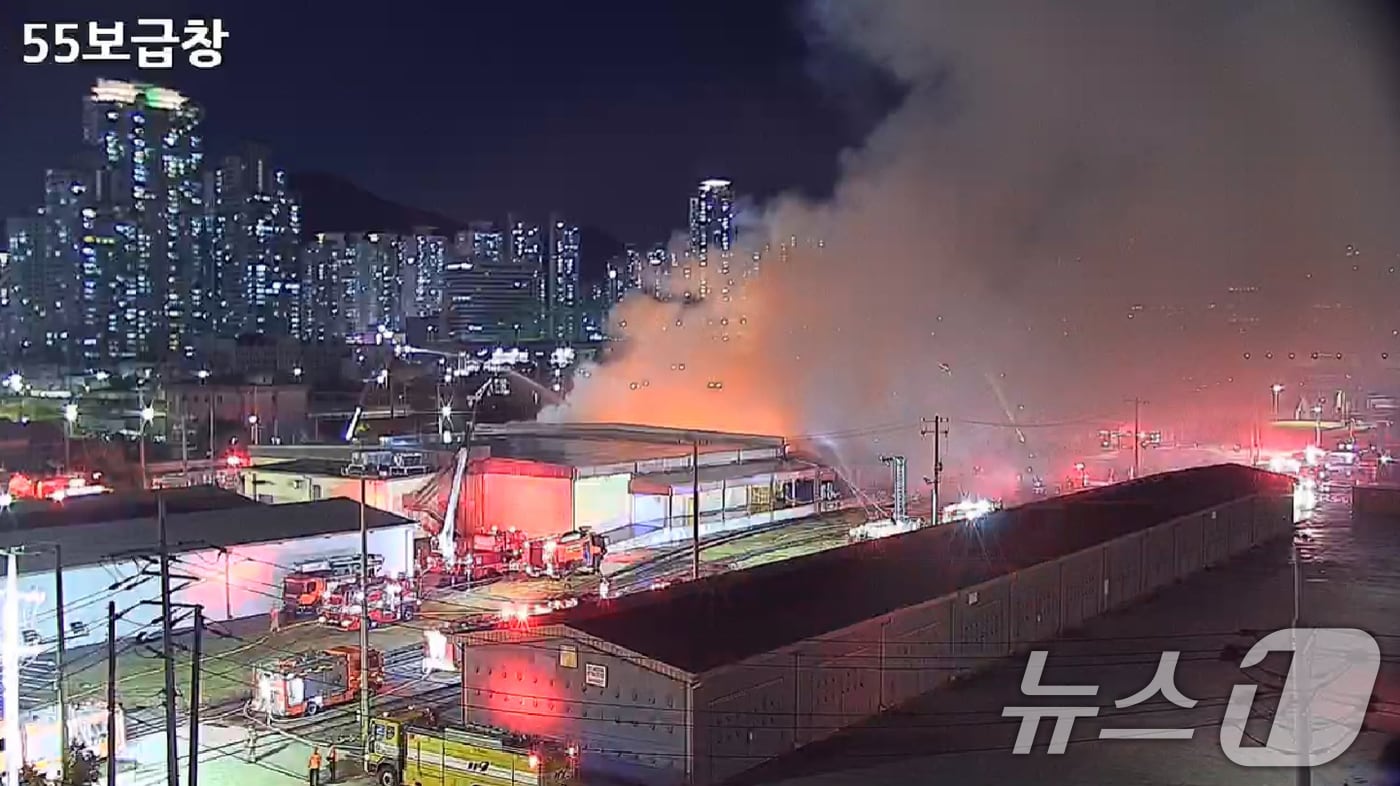 24일 오후 6시31분께 부산 동구 범일동 미군 55보급창에서 불이 나 소방대원들이 진화 작업을 벌이고 있다. 부산소방재난본부는 대응 2단계를 발령했다. &#40;부산시 도시침수 통합정보시스템 CCTV 캡쳐&#41; 2024.10.24/뉴스1 ⓒ News1 윤일지 기자