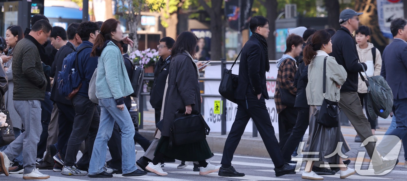 쌀쌀한 날씨가 이어진 25일 오전 서울 광화문네거리 인근에서 시민들과 외국인관광객이 움츠린채 이동하고 있다. 2024.10.25/뉴스1 ⓒ News1 박지혜 기자