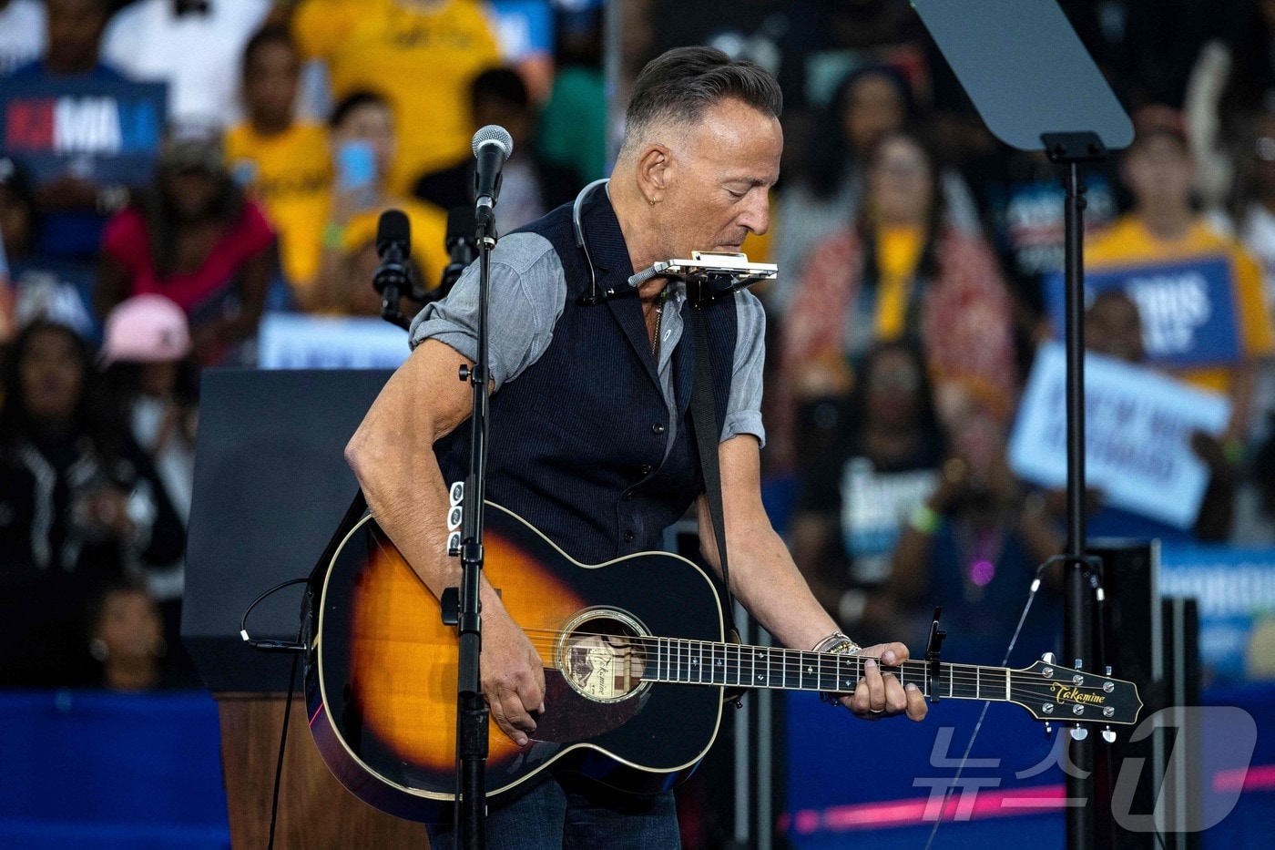 '록의 전설' 브루스 스프링스틴이 24일(현지시간) 조지아주 클락스턴에서 열린 민주당 대선 후보인 카멀라 해리스 부통령의 선거 집회에 참석해 공연을 하고 있다. 2024.10.25 ⓒ AFP=뉴스1