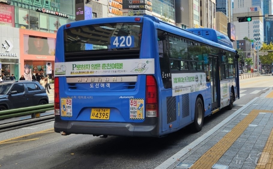 서울 시내버스에 설치된 춘천 관광 홍보 문구.(춘천시 제공)