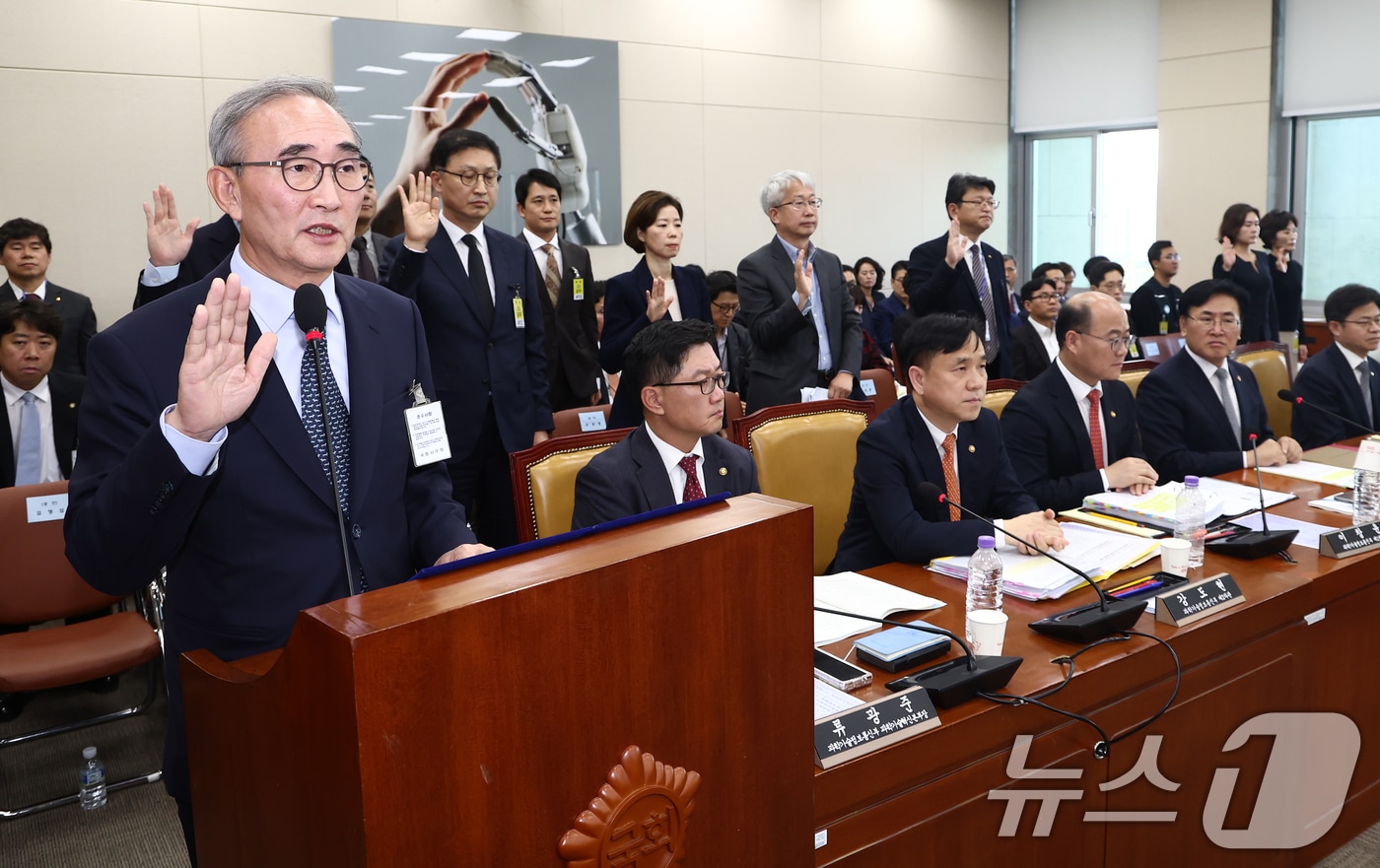 김영섭 KT 대표이사를 비롯한 증인 및 참고인들이 25일 오후 서울 여의도 국회 과학기술정보방송통신위원회에서 열린 과학기술정보통신부·원자력안전위원회·우주항공청 등에 대한 종합 국정감사에서 증인 선서를 하고 있다. 2024.10.25/뉴스1 ⓒ News1 김민지 기자