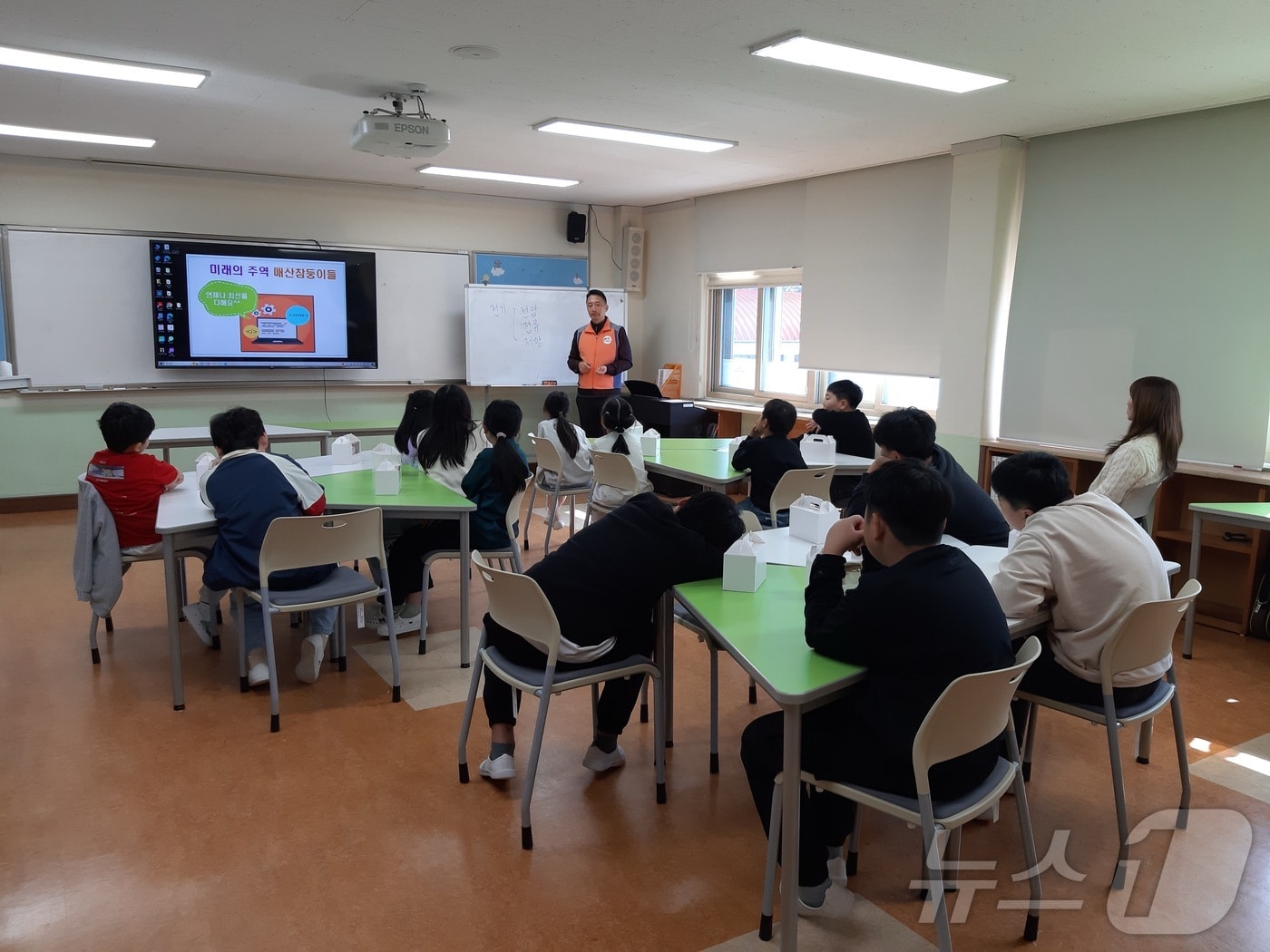 한국전력공사 강원본부는 25일 홍천군 남면에 위치한 매산초등학교에서 전교생 15명을 대상으로 한 ‘작은 학교 희망 만들기’ 꿈나무 지원 프로그램을 진행했다.&#40;한국전력공사 강원본부 제공&#41;/뉴스1