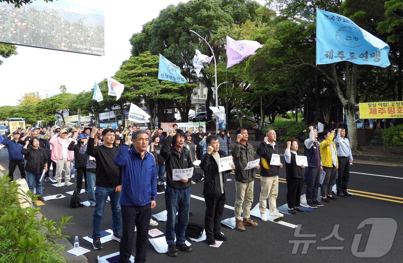 전국농민회총연맹 제주도연맹 등 제주 7개 단체로 구성된 &#39;제주 농민의 길&#39; 관계자들이 25일 오후 제주도청 앞에서 제주농민대회를 열고 &#39;식량주권 위협하는 농산물 수입 중단하라&#39;는 구호를 외치고 있다.2024.10.25./뉴스1