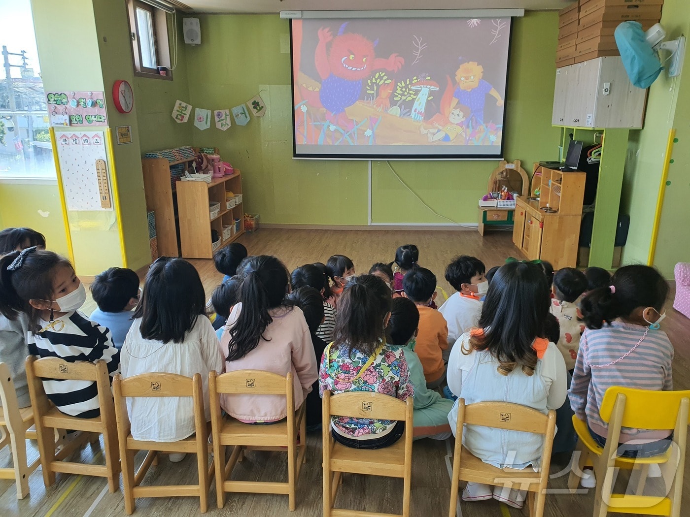 아토피 예방법이 담긴 애니메이션을 시청하는 어린이들.(제주도 제공)
