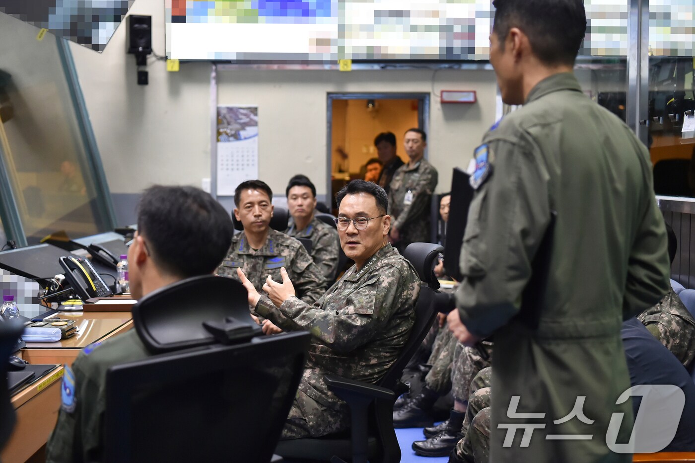 김명수 합동참모본부 의장이 25일 공군작전사령부 항공우주작전본부에서 호국훈련 상황을 보고받고 있다. (합동참모본부 제공) 2024.10.25/뉴스1