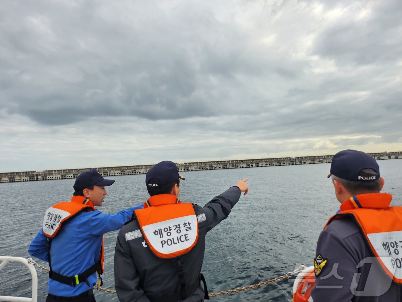 김환경 동해해양경찰서장이 26일 강원 삼척 호산항에서 열린 전국바다낚시대회 현장에서 안전점검을 실시하고 있다.&#40;동해해경 제공&#41; 2024.10.26/뉴스1