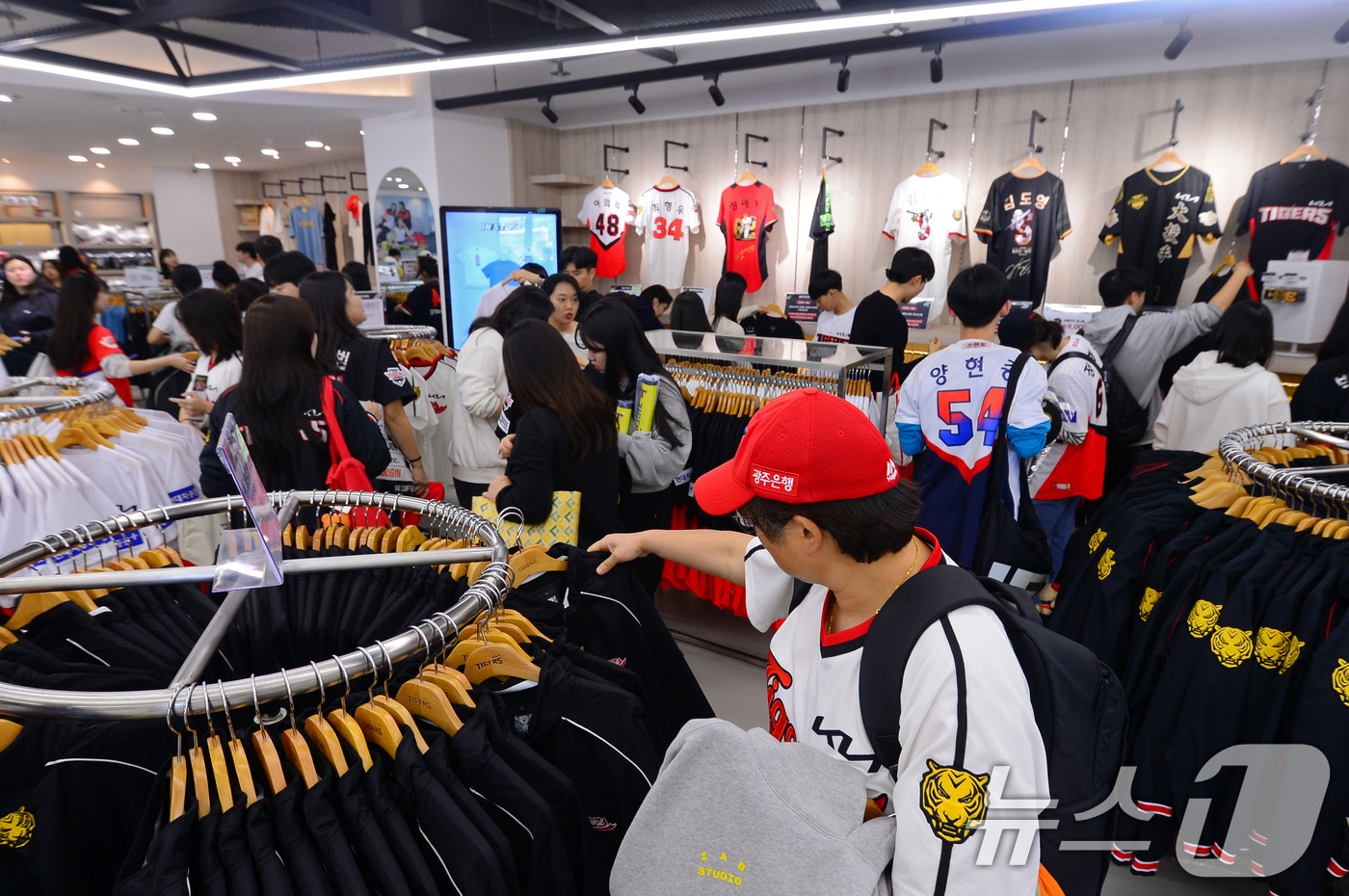 '2024 신한 SOL 뱅크 KBO 포스트시즌' 한국시리즈 4차전 KIA타이거즈와 삼성 라이온즈의 경기가 열리는 26일 광주기아챔피언스필드 팀스토어가 야구팬들로 북적이고 있다. 2024.10.26/뉴스1 ⓒ News1 이승현 기자