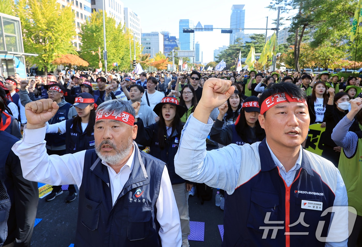 지난해 10월 26일 오후 서울 여의도 국회의사당 앞에서 열린 양대노총 공공노동자 총력투쟁 결의대회에서 김동명 한국노총 위원장(왼쪽)과 양경수 민주노총 위원장이 임을 위한 행진곡에 맞춰 팔뚝질을 하고 있다. 2024.10.26/뉴스1 ⓒ News1 박정호 기자