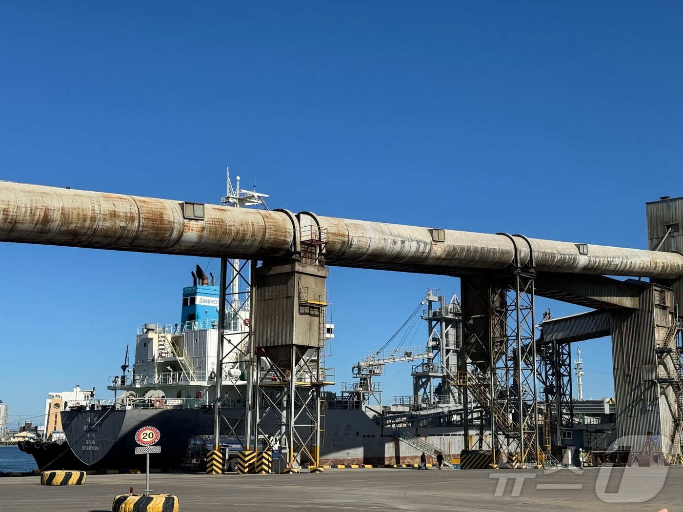 삼척항 내 삼표시멘트 시멘트 하역설비 및 시멘트 전용선 해진호. 해당 사진은 관련 기관의 허가를 받아 촬영함 2024.10.23/뉴스1 ⓒ News1 박종홍 기자