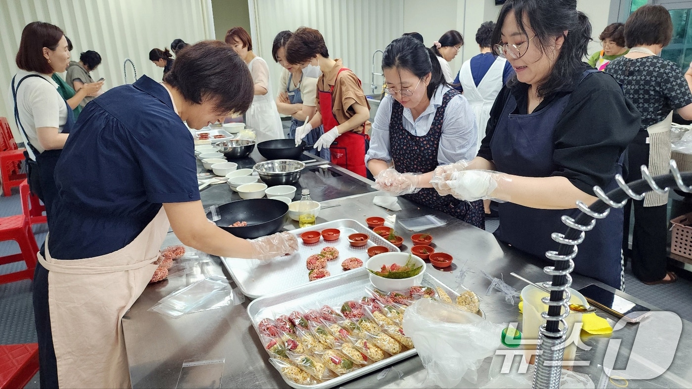 지난 7월 열린 전통발효음식 체험 프로그램 시즌1-강정 만들기 프로그램 자료사진.&#40;광주김치타운 제공&#41;/뉴스1 