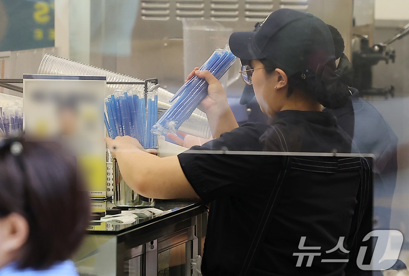 서을 시내의 한 카페에서 아르바이트생이 빨대를 정리하고 있다. (사진은 기사 내용과 무관함) / 뉴스1 ⓒ News1
