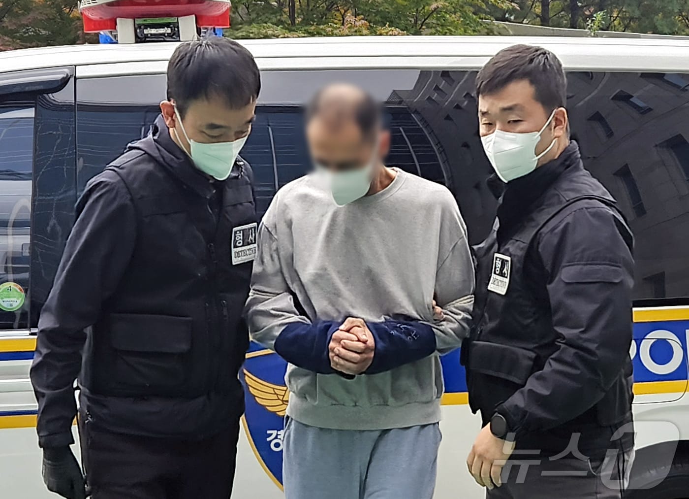 충북 청주시 흥덕구의 한 아파트에서 말다툼 끝에 이혼한 전처에게 흉기를 휘둘러 숨지게 한 혐의를 받는 이집트인 A&#40;34&#41;씨가 28일 청주지방법원에서 열린 구속 전 피의자 심문&#40;영장실질심사&#41;에 출석하고 있다. 2024.10.28/뉴스1 ⓒ News1 이재규 기자