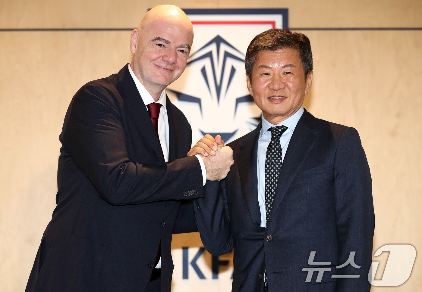 지아니 인판티노 국제축구연맹(FIFA) 회장이 28일 오후 서울 종로구 축구회관을 방문해 정몽규 대한축구협회 회장과 만나 인사를 나누고 있다. 2024.10.28/뉴스1 ⓒ News1 박세연 기자