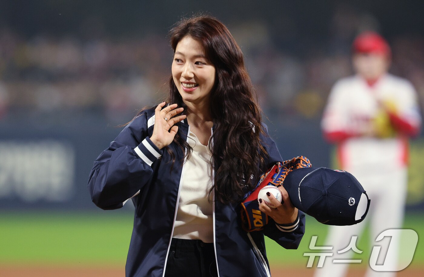 28일 오후 광주 기아챔피언스필드에서 열린 프로야구 '2024 신한 SOL 뱅크 KBO 포스트시즌' 한국시리즈 5차전 삼성 라이온즈와 KIA 타이거즈의 경기에 앞서 배우 박신혜가 시구를 마친 뒤 이동하고 있다. 2024.10.28/뉴스1 ⓒ News1 장수영 기자