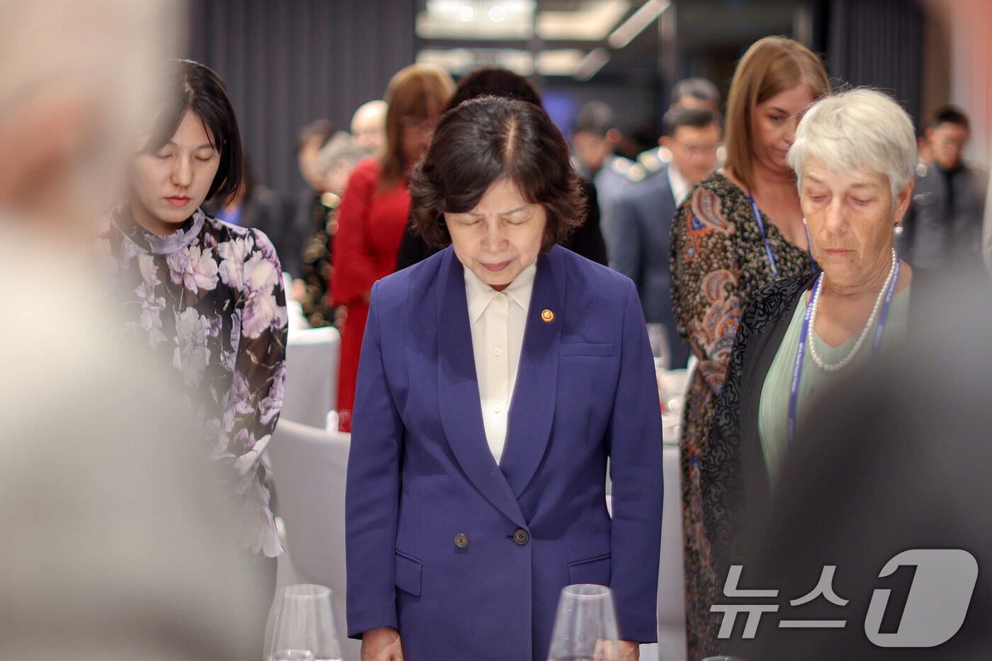 강정애 국가보훈부 장관이 28일 오후 서울시 송파구 소피텔 앰배서더에서 열린 '미국 전사·실종장병 유족 위로만찬'에 참석해 참전용사들을 기리며 묵념하고 있다.(국가보훈부 제공) 2024.10.28/뉴스1 ⓒ News1 민경석 기자