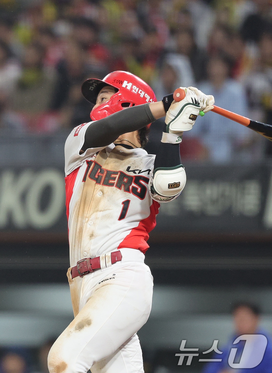28일 오후 광주 기아챔피언스필드에서 열린 프로야구 &#39;2024 신한 SOL 뱅크 KBO 포스트시즌&#39; 한국시리즈 5차전 삼성 라이온즈와 KIA 타이거즈의 8회말 KIA 공격 1사 1루 상황에서 KIA 박찬호가 1타점 2루타를 치고 있다. 2024.10.28/뉴스1 ⓒ News1 장수영 기자