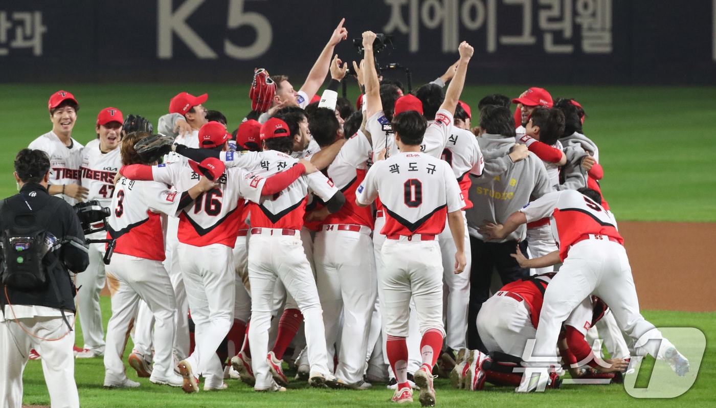 28일 오후 광주 기아챔피언스필드에서 열린 프로야구 &#39;2024 신한 SOL 뱅크 KBO 포스트시즌&#39; 한국시리즈 5차전 삼성 라이온즈와 KIA 타이거즈의 경기에서 7대5로 승리하며 시리즈 전적 4대1로 통합 우승을 차지한 KIA 선수들이 자축하고 있다. 2024.10.28/뉴스1 ⓒ News1 임세영 기자