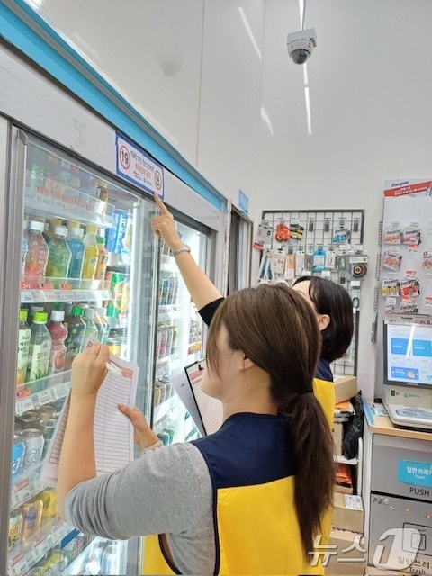 부산 남구와 동서대 절주 서포터즈 관계자가 편의점에서 청소년 주류 판매 모니터링을 하고 있다.&#40;남구 제공&#41;