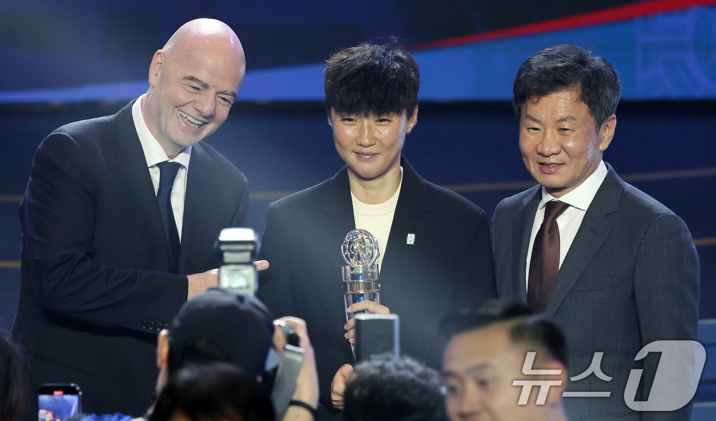 올해의 여자감독상을 수상한 박윤정 여자 20세 이하(U-20) 대표팀 감독이 29일 오후 서울 동대문구 경희대학교 평화의전당에서 열린 'AFC 애뉴얼 어워즈 서울 2023'에서 잔니 인판티노 국제축구연맹(FIFA) 회장, 정몽규 대한축구협회장과 기념사진을 찍고 있다. 올해로 30주년을 맞이한 AFC 시상식은 아시아 축구계에서 가장 권위 있는 행사로 시상식이 한국에서 열린건 이번이 처음이다. 2024.10.29/뉴스1 ⓒ News1 이동해 기자