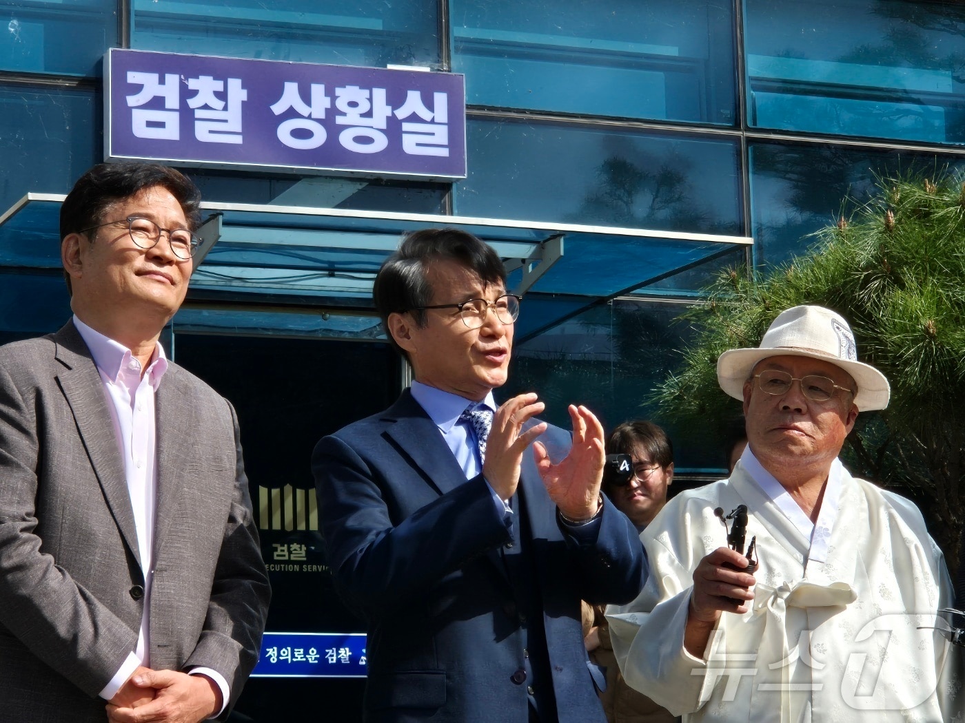 수원지검 여주지청 앞에서 최재영 목사가 김건희 여사 명품가방 수수 의혹 불기소 처분에 대한 입장을 밝히고 있다. 2024.10.3/뉴스1 ⓒ News1 양희문 기자