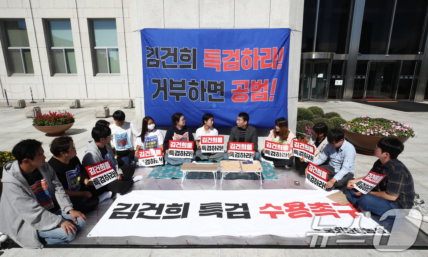 3일 서울 여의도 국회 본청 앞에서 김건희·채상병특검범 수용 촉구 천막농성 중인 김용민 더불어민주당 의원이 윤석열 탄핵소추 촉구 대학생 시국 농성단과 만나 대화하고 있다. 2024.10.3/뉴스1 ⓒ News1 이광호 기자