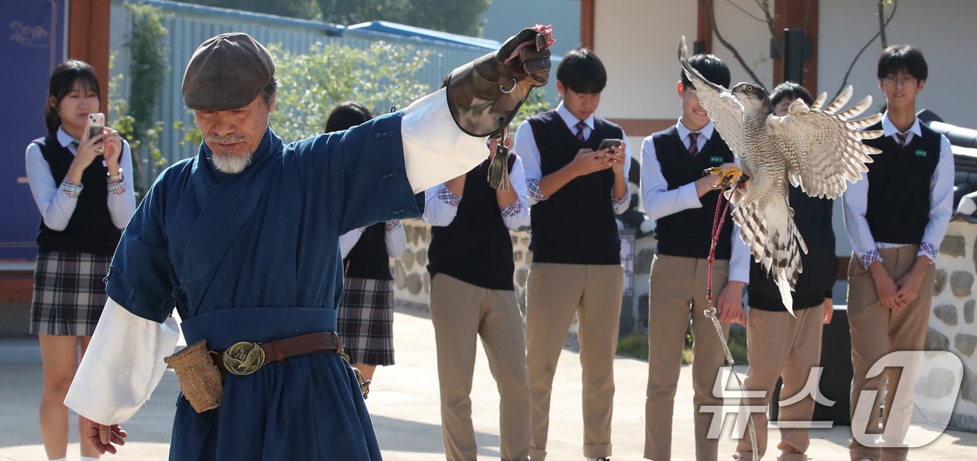 인류무형문화유산 박용순 응사가 30일 대전 동구 이사동 유교전통의례관에서 대전문화재단이 운영하는 문화유산 매사냥 체험 프로그램에 참가한 학생들에게 매사냥 시연을 선보이고 있다. 유교전통의례관은 대전 유일의 한옥마을로 조선의 유교 문화와 건축을 고스란히 간직한 곳으로 16곳의 재실 등이 보존돼 있는 유교 민속 마을이다. 매사냥 체험 프로그램은 11월 15일까지 운영된다. 2024.10.30/뉴스1 ⓒ News1 김기태 기자