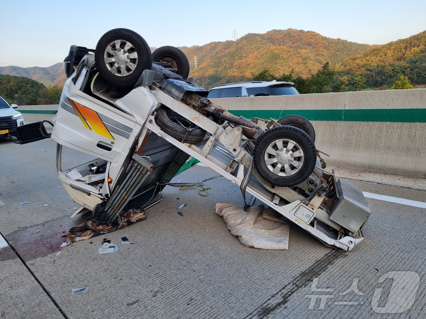 30일 오후 4시 30분께 대전 동구 대전통영고속도로 하행선  203㎞ 지점 2차로에서 25톤 화물차가 앞서가던 0.5톤 소형 화물차를 들이 받았다. &#40;대전소방본부 재공&#41;/뉴스1