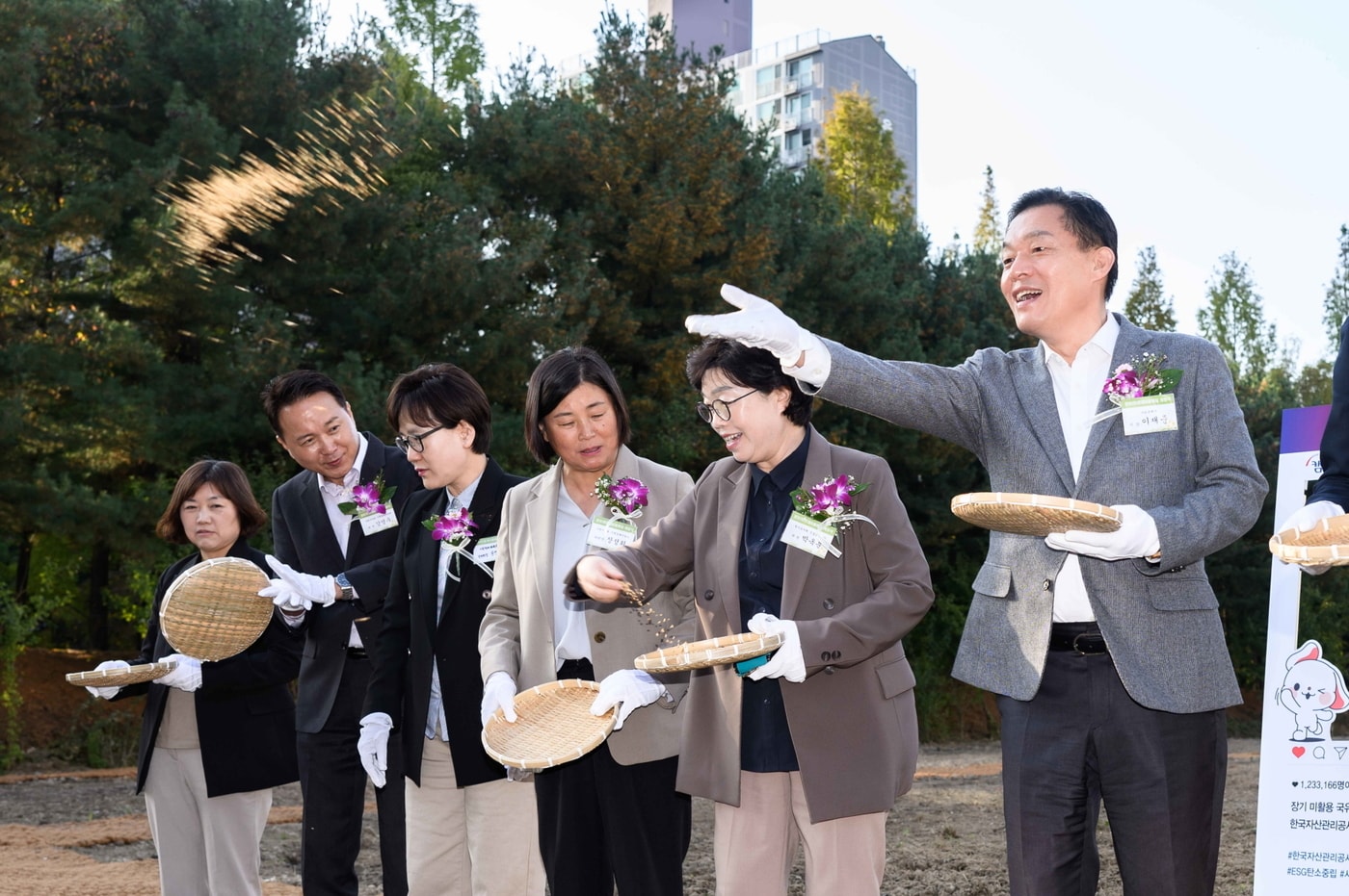 이재준 경기 수원시장&#40;사진 오른쪽&#41;이 장안구 정자동 &#39;청보리밭 둘레길&#39;에서 청보리씨를 뿌리고 있다. &#40;수원시 제공&#41; 2024.10.31/뉴스1