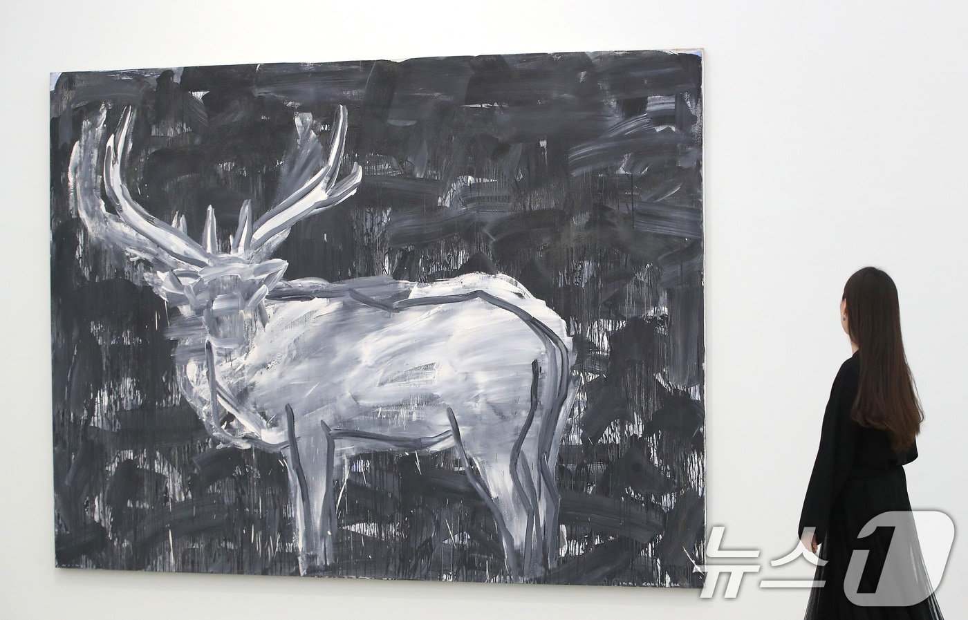 31일 오전 서울 종로구 국립현대미술관 서울관에서 열린 '이강소:풍래수면시' 기자간담회에서 관계자가 작품을 바라보고 있다. 2024.10.31/뉴스1 ⓒ News1 임세영 기자