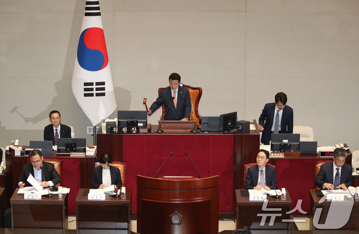 박정 국회 예산결산특별위원장이 31일 오후 서울 여의도 국회 예산결산특별위원회 회의장에서 열린 2025년도 예산안 및 기금운용계획안에 대한 공청회에서 의사봉을 두드리고 있다. 2024.10.31/뉴스1 ⓒ News1 이광호 기자