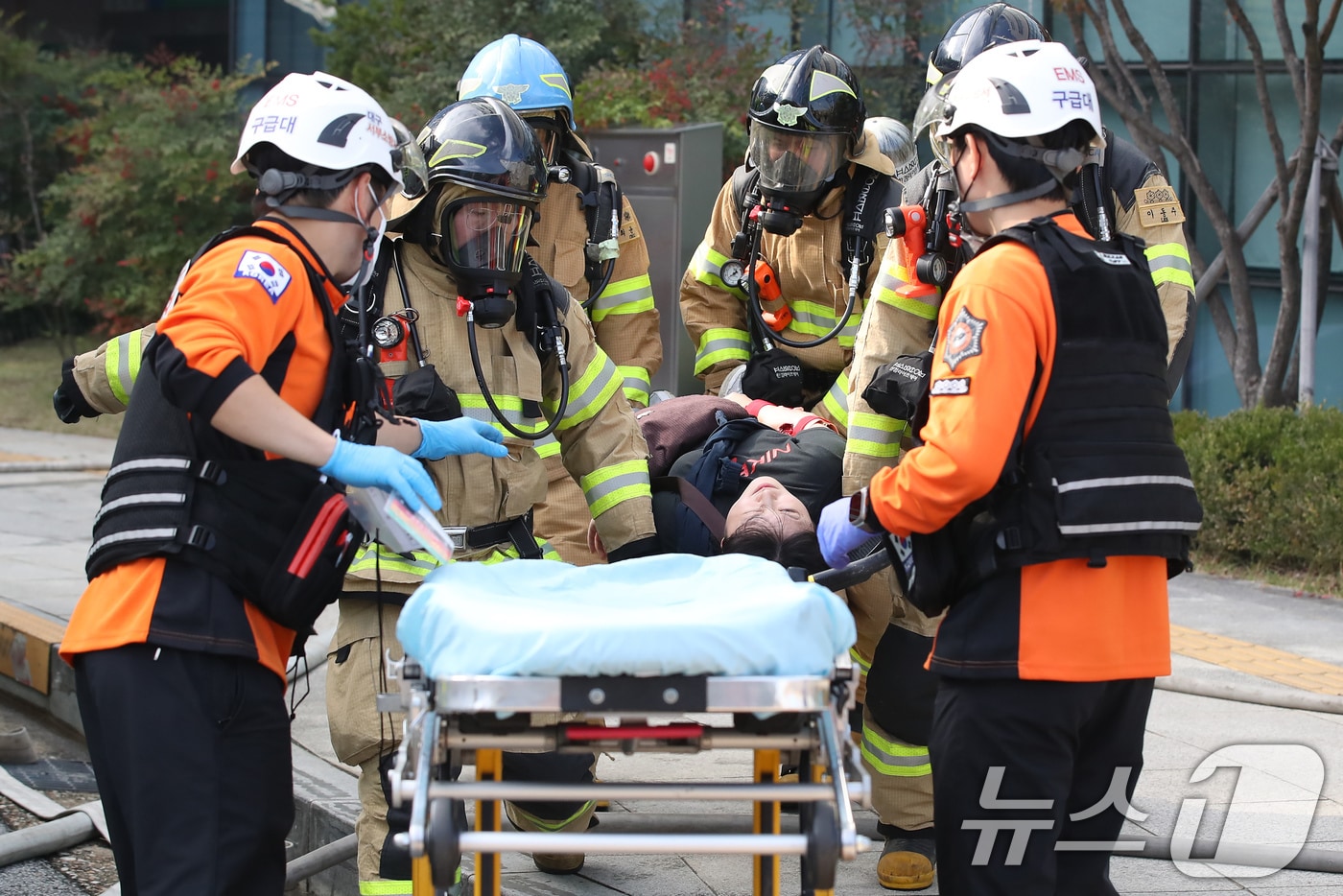 소방 대원들이 구조 훈련을 하는 모습. ⓒ News1 공정식 기자