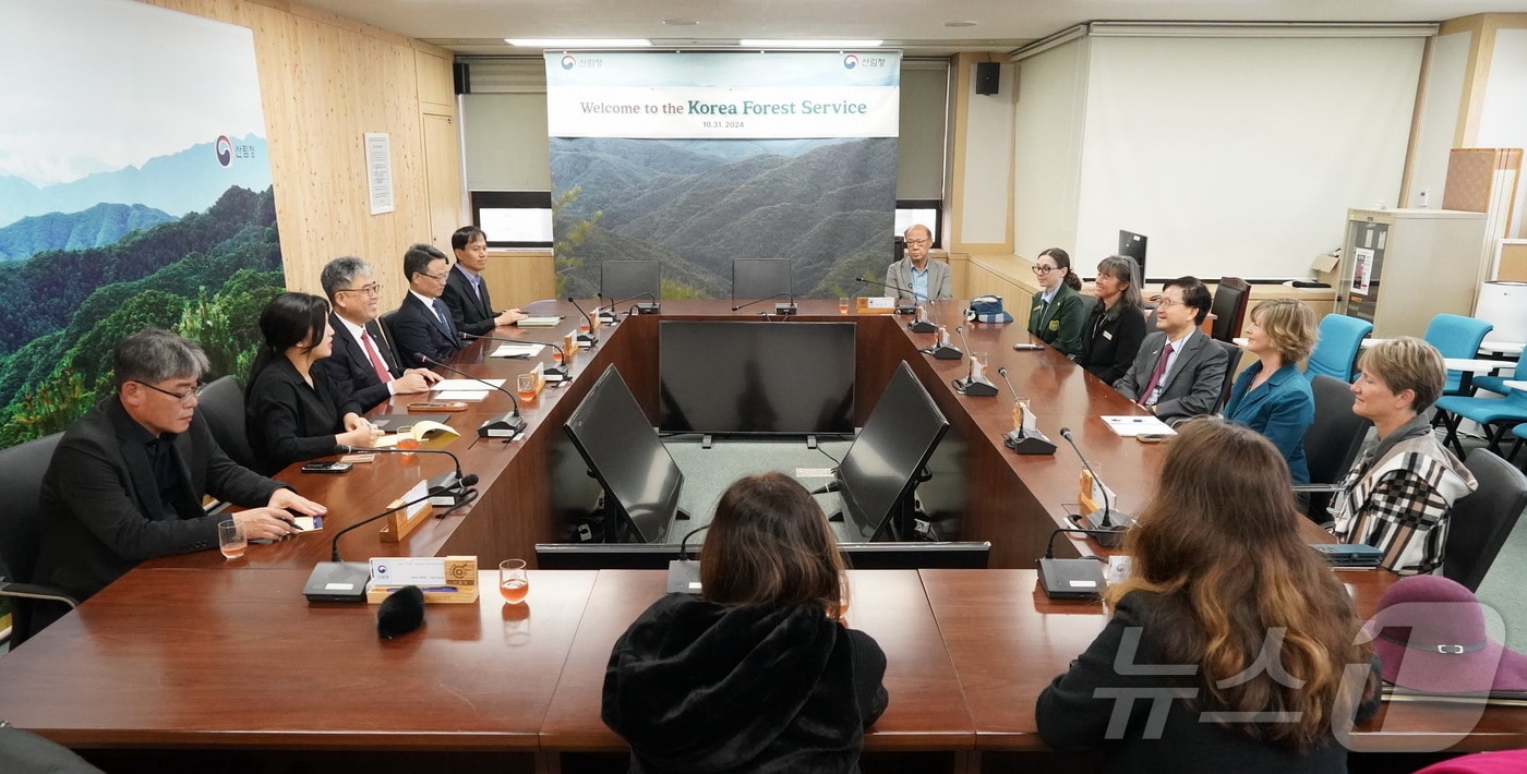 임상섭 산림청장&#40;왼쪽줄 3번째&#41;이 31일 한국과 미국의 산림치유 등 산림정책 교류를 위한 간담회를 개최하고 있다.&#40;산림청 제공&#41;/뉴스1 