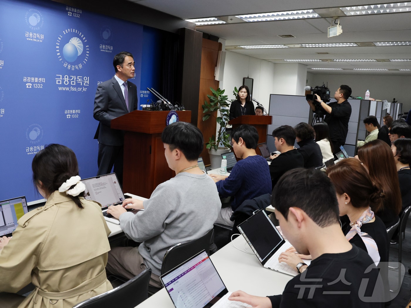 함용일 금융감독원 부원장이 31일 오후 서울 영등포구 여의도 금감원 브리핑실에서 열린 &#39;자본시장 현안 기자간담회&#39;에서 모두발언을 하고 있다. 이날 브리핑에서 금감원은 고려아연 경영권 분쟁, 두산그룹 기업구조개편, 신한투자증권 LP운용 손실 등 대한 내용을 발표했다. 2024.10.31/뉴스1 ⓒ News1 황기선 기자