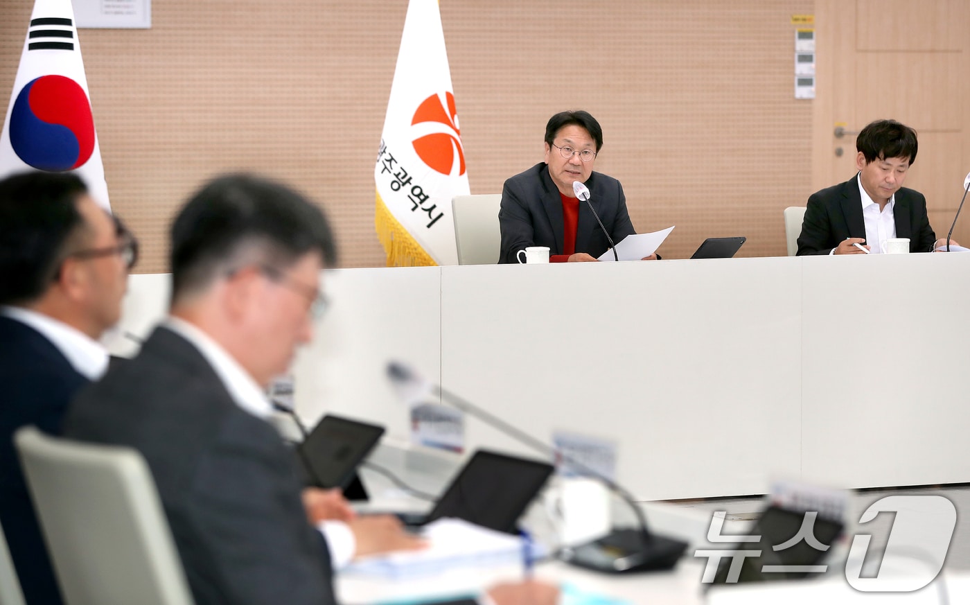 강기정 광주시장이 시청 3층 중회의실에서 ‘간부회의’&#39;를 주재하고 있다.&#40;광주시 제공&#41;/뉴스1 