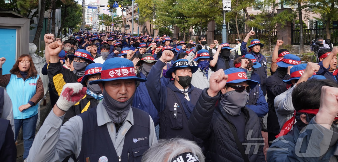 금속노조와 민주노총 울산본부 조합원들이 31일 고용노동부 울산지청 앞에서 기자회견을 하고 있다. &#40;민주노총 울산본부 제공&#41;