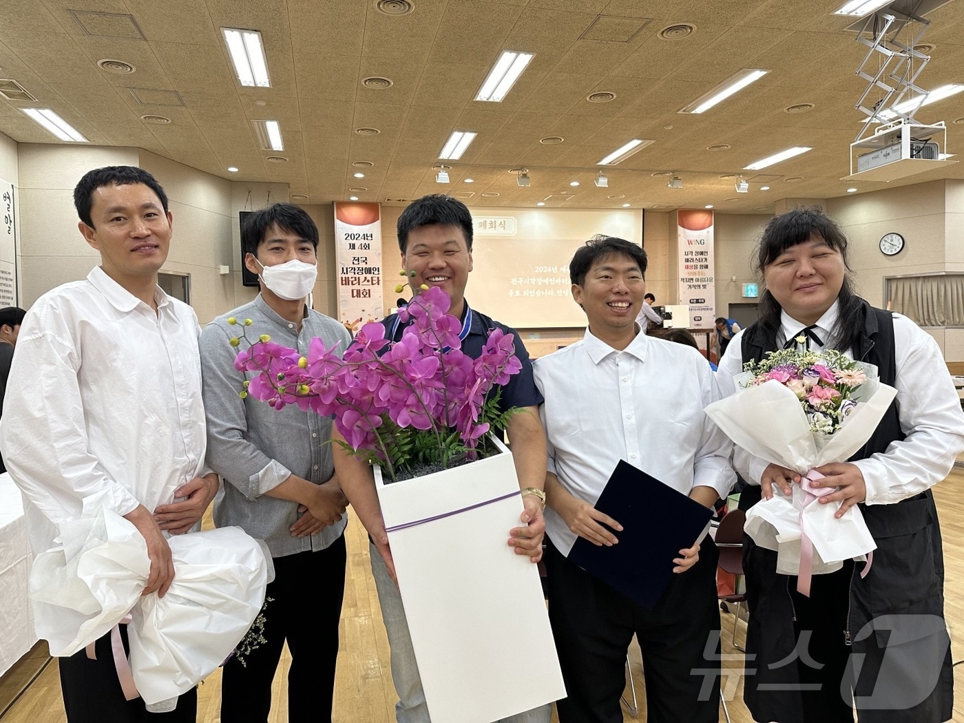 대전맹학교 김정원 교사&#40;왼쪽부터&#41;, 최원석 교사, 추태욱 학생, 이만희 지도교사, 황주련 학생이 기념촬영을 하고 있다. &#40;대전맹학교 제공&#41;/뉴스1