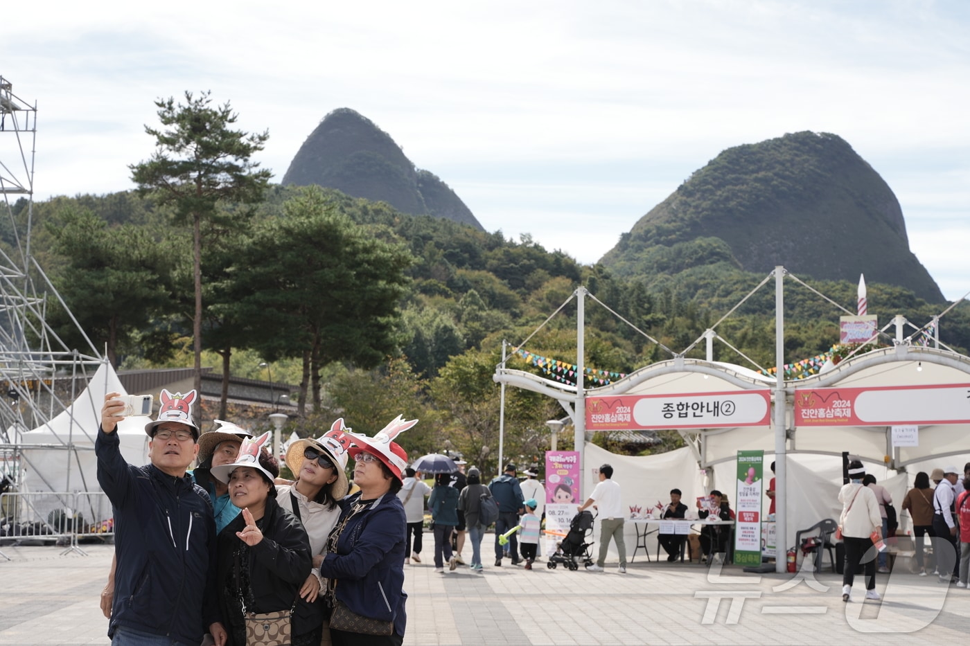 지난 2024년 10월5일 전북자치도 진안군에서 홍삼축제가 열리고 있는 가운데 관광객이 마이산을 배경으로 사진을 찍고 있다.(진안군제공)2024.10.5/뉴스1 ⓒ News1 김동규 기자