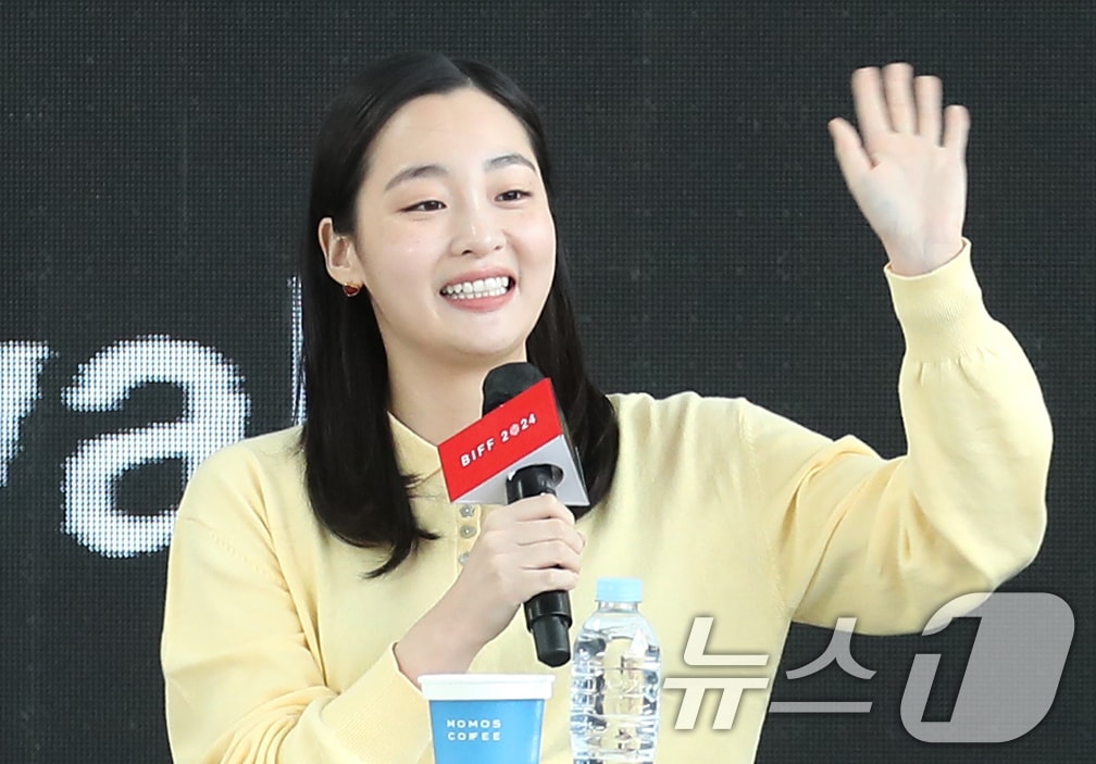 배우 김민하가 5일 부산 해운대구 영화의전당 야외극장에서 열린 OTT 드라마 ‘내가 죽기 일주일 전’ 오픈 토크 행사에 참석해 인사를 하고 있다. 2024.10.5/뉴스1 ⓒ News1 권현진 기자