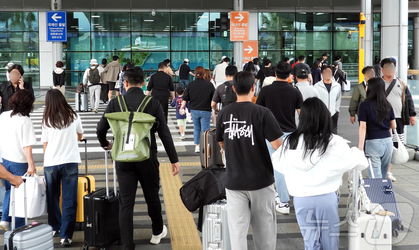 징검다리 연휴 마지막 날인 6일 오후 제주국제공항 3층 국내선 출발장 앞 횡단보도가 제주를 떠나려는 관광객들로 북적이고 있다.2024.10.6./뉴스1 ⓒ News1 오미란 기자