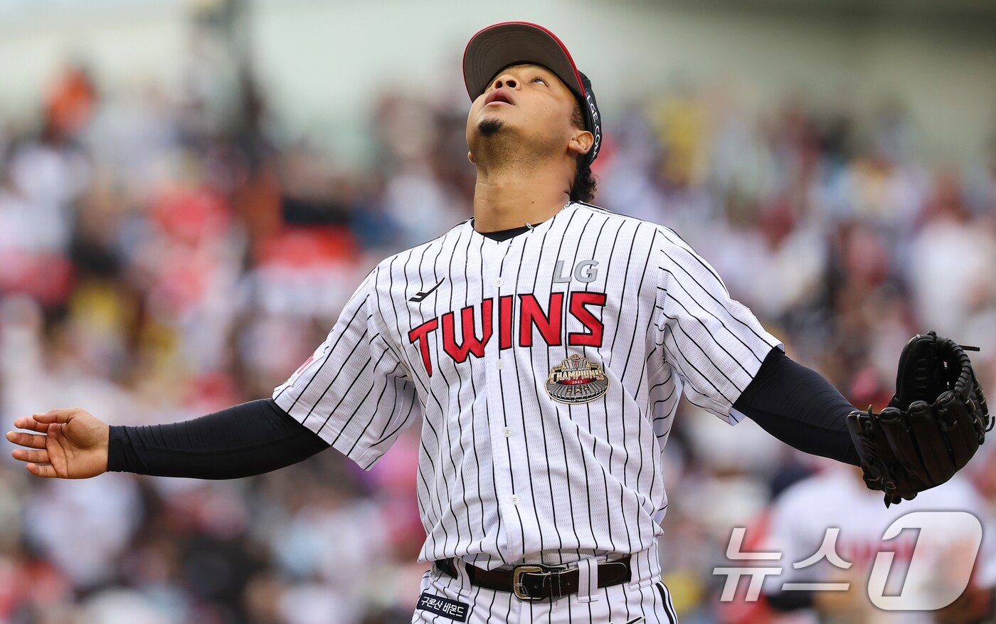 6일 오후 서울 송파구 잠실야구장에서 열린 프로야구 '2024 신한 SOL 뱅크 KBO 포스트시즌' 준플레이오프 2차전 kt 위즈와 LG 트윈스의 경기, LG 에르난데스가 6회초 등판해 무실점으로 마무리 후 덕아웃을 향하고 있다. 2024.10.6/뉴스1 ⓒ News1 김도우 기자