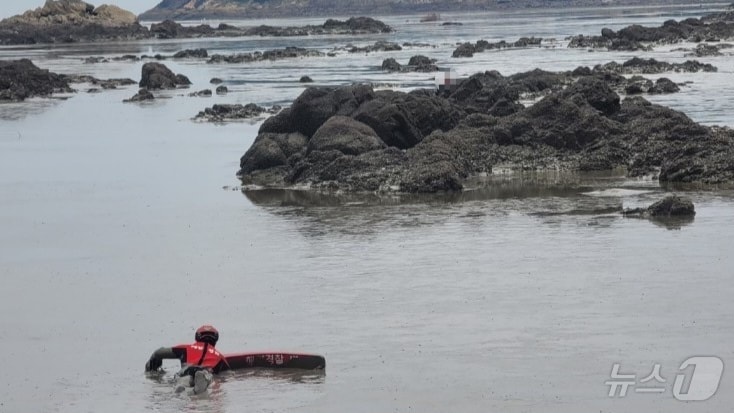 6일 오전 영광 백수해안도로 노을종 인근 해역 갯벌에 고립된 70대를 목포해경이 구조하고 있다.&#40;목포해양경찰서 제공&#41; 2024.10.6/뉴스1