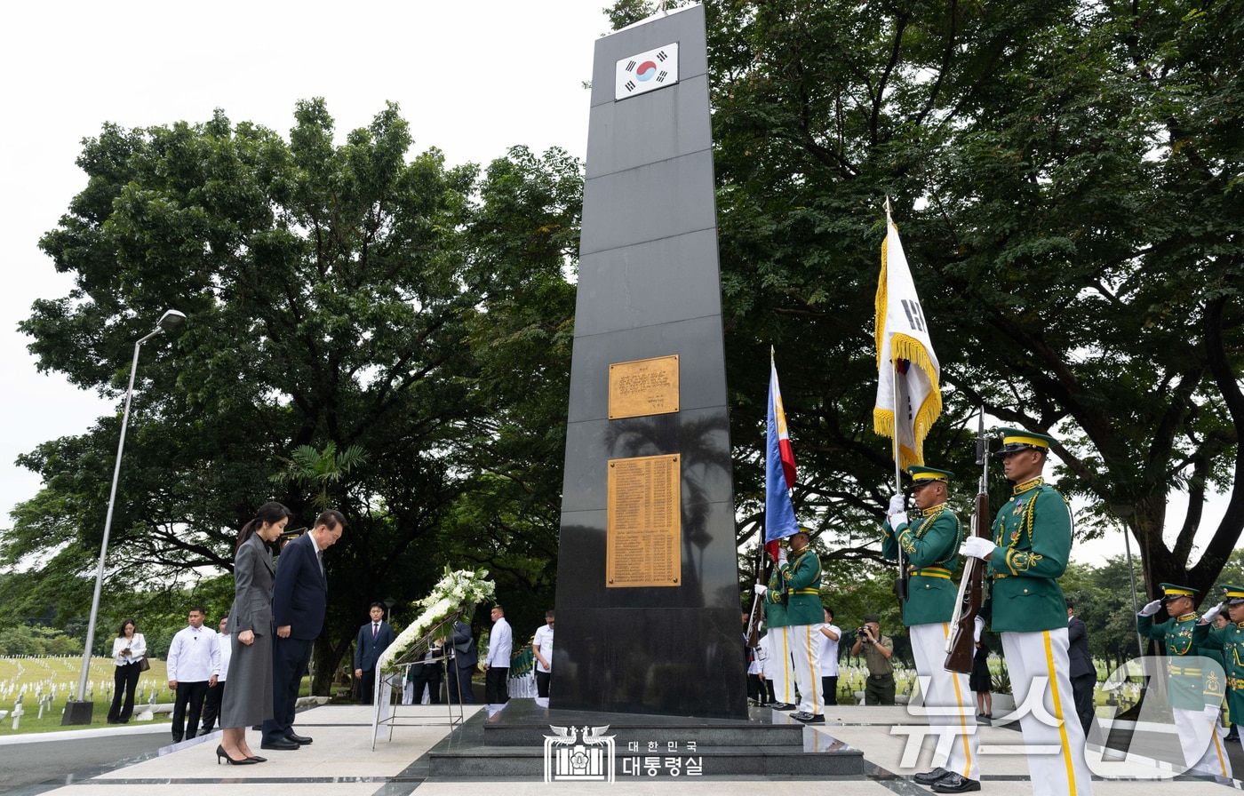 필리핀을 국빈 방문 중인 윤석열 대통령과 김건희 여사가 6일&#40;현지시간&#41; 필리핀 마닐라 영웅 묘지 내 한국전 참전 기념비에서 참배하고 있다. &#40;대통령실 홈페이지&#41; 2024.10.7/뉴스1 ⓒ News1 송원영 기자