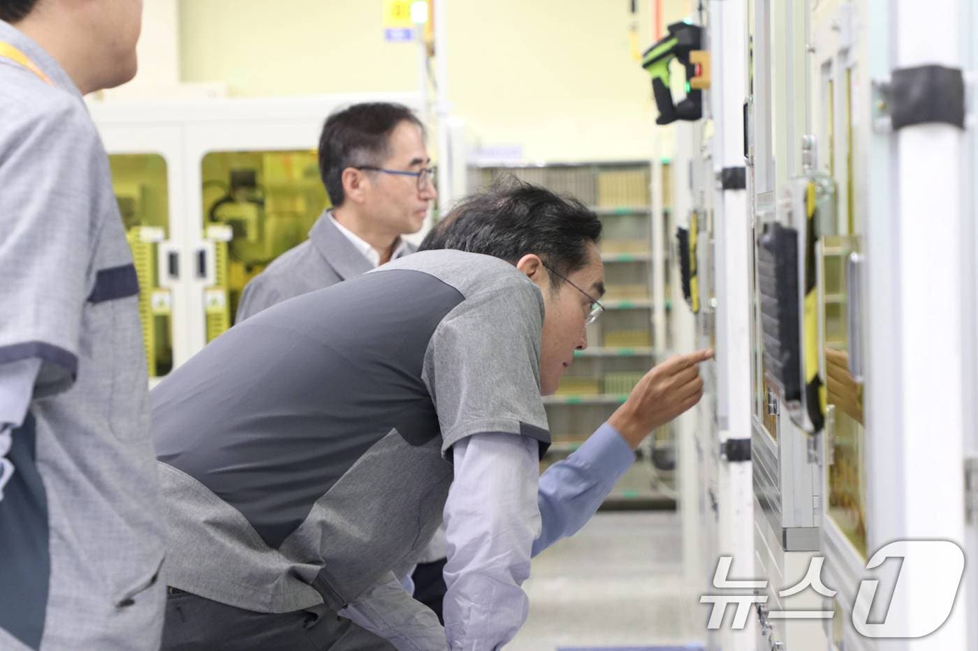 이재용 삼성전자 회장이 지난 2024년 10월6일 필리핀 라구나주 칼람바시 삼성전기 필리핀법인(SEMPHIL)을 방문, MLCC 제품 생산현장을 점검하고 있다. (삼성전자 제공) 2024.10.7 ⓒ 뉴스1