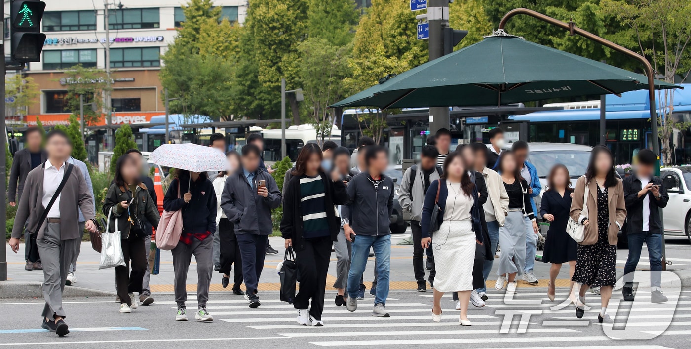 절기상 한로&#40;寒露&#41;를 하루 앞둔 7일 오전 서울 세종대로 광화문광장 인근에서 시민들이 발걸음을 옮기고 있다. 2024.10.7/뉴스1 ⓒ News1 이승배 기자