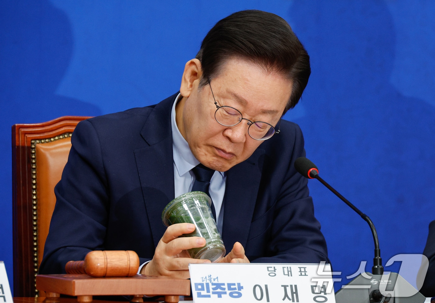 이재명 대통령이 더불어민주당 당대표 시절이던 지난해 10월, 서울 여의도 국회에서 낙동강 녹조를 살펴보고 있다. 2024.10.7/뉴스1 ⓒ News1 안은나 기자