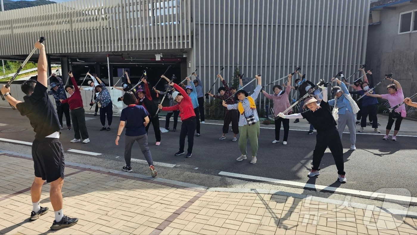 울산 북구 이화정건강생활지원센터 걷기 동아리 프로그램 모습.&#40;울산 북구 제공&#41;