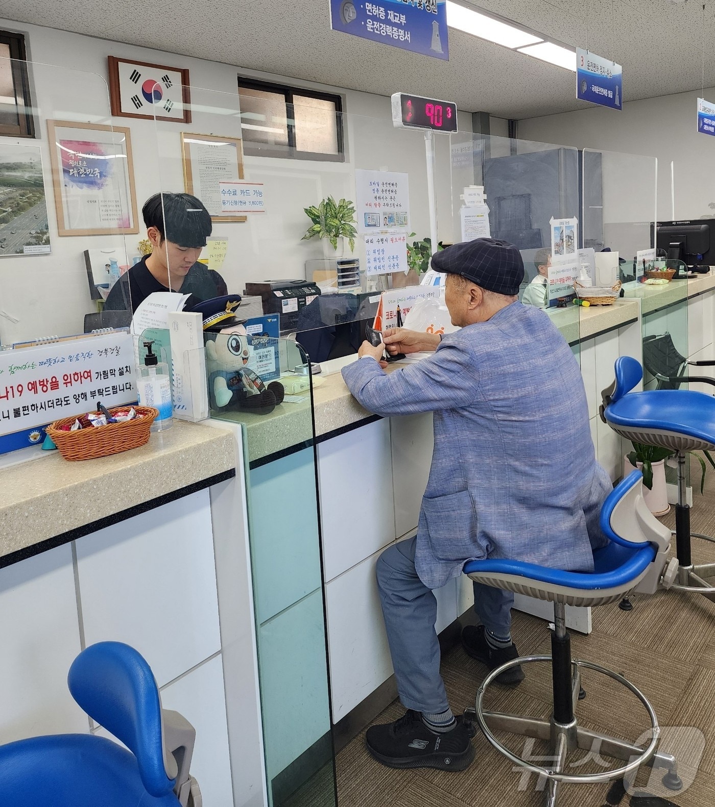 한 고령운전자가 경찰서를 찾아 운전면허를 반납하고 있다.&#40;경북경찰청 제공&#41;2024.10.7/뉴스1