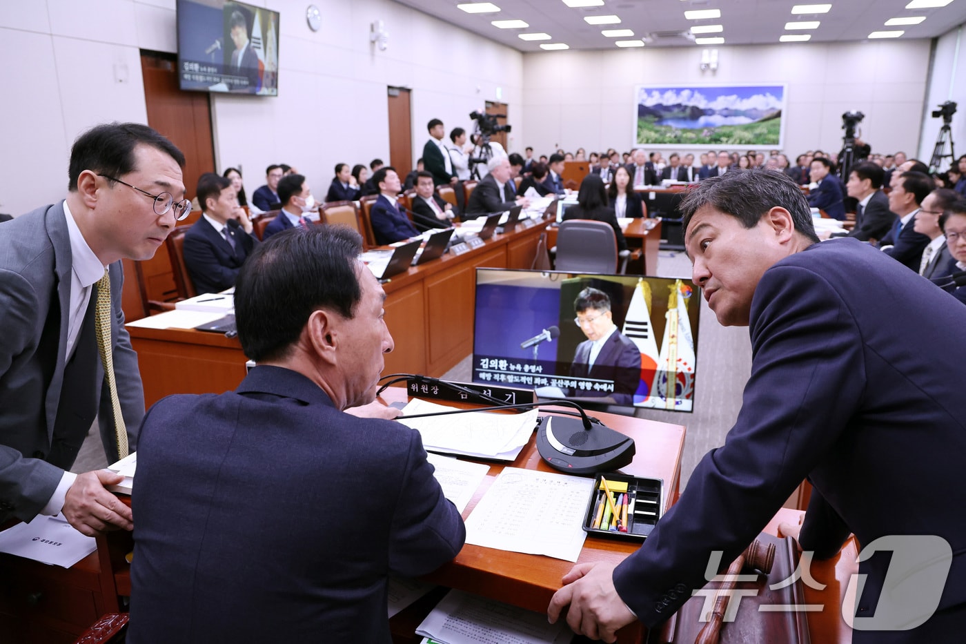 국회 외교통일위원회 김석기 위원장&#40;가운데&#41;와 여야 간사인 김건, 김영배 의원이 7일 오전 서울 여의도 국회에서 열린 외교통일위원회회의 외교부 등에 대한 국정감사에서 대화하고 있다. 2024.10.7/뉴스1 ⓒ News1 구윤성 기자