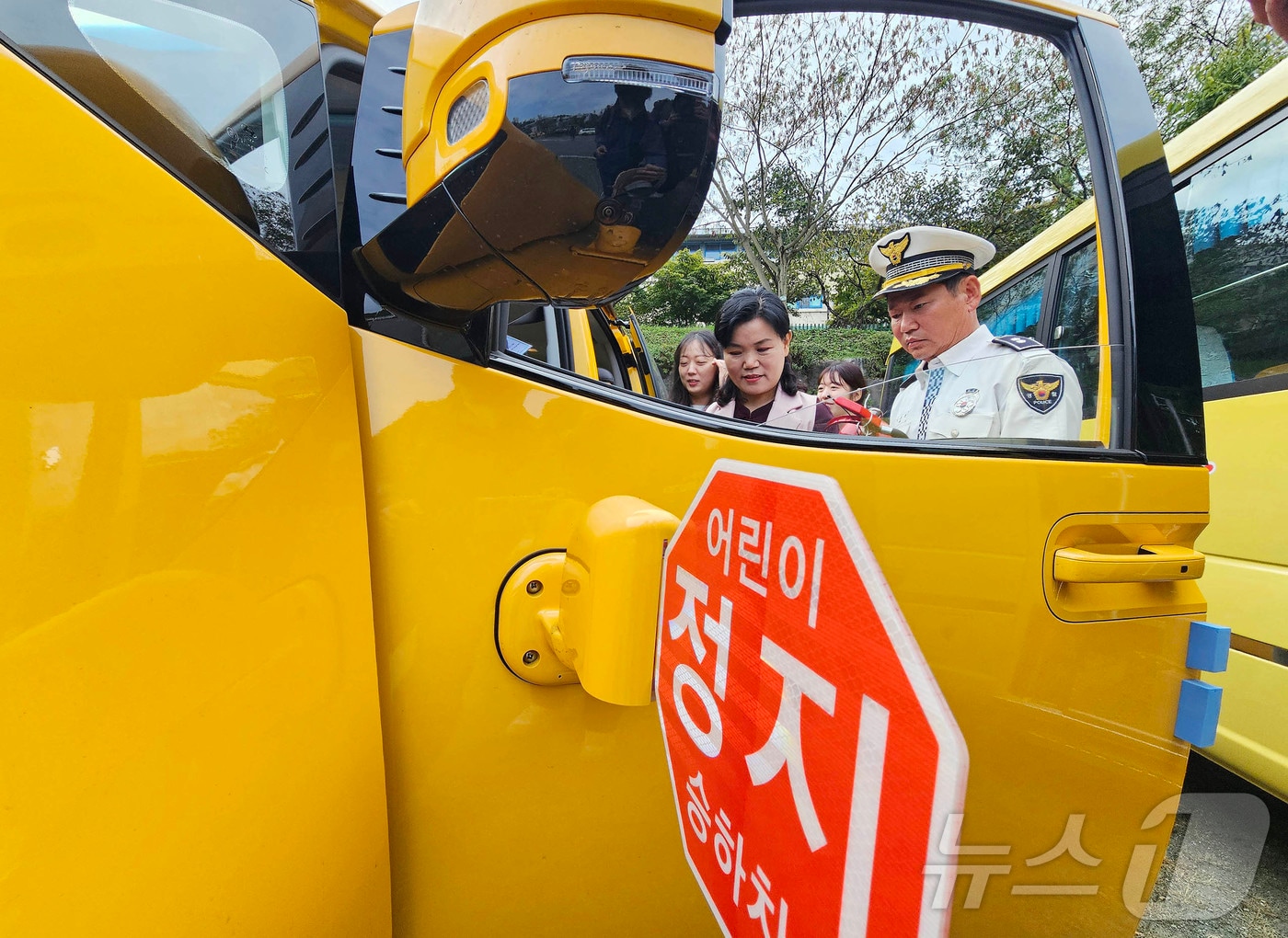 7일 광주 북구 오치동 교육연수원 주차장에서 북구청 여성보육과 직원들과 관계기관 담당자들이 어린이 통학버스 안전사고 예방을 위해 소화기 비치 여부, 안전표시 부착 등의 합동 안전 점검을 실시하고 있다. (광주 북구 제공)2024.10.7 ⓒ 뉴스1 전원 기자